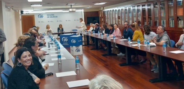 El PP de Cieza refuerza su compromiso con las Políticas Sociales en la reunión celebrada en la sede regional para abordar los problemas d